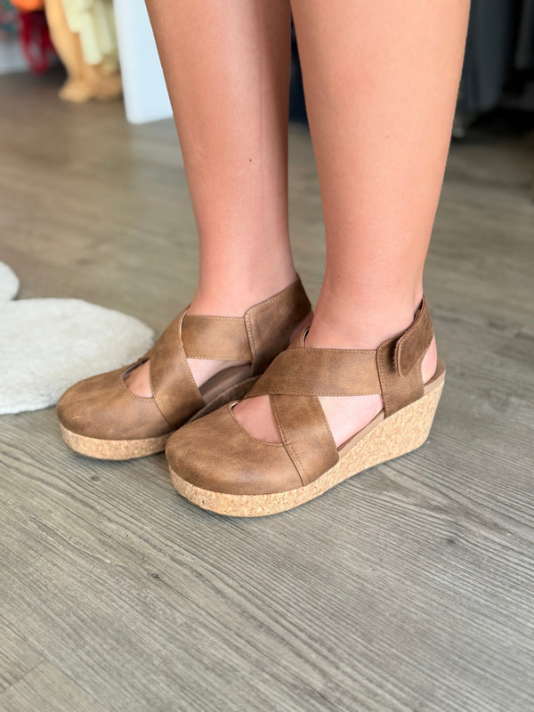 Case Closed Wedge (Tan)